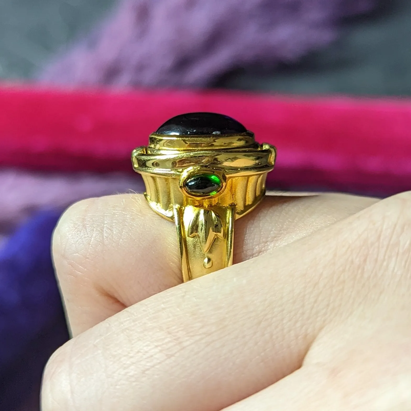 Seidengang Neoclassical Amethyst Green Tourmaline 18 Karat Yellow Gold Classic Apollo Flip Ring